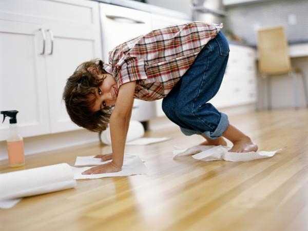 Hướng dẫn lau chùi sàn gỗ công nghiệp đúng cách
