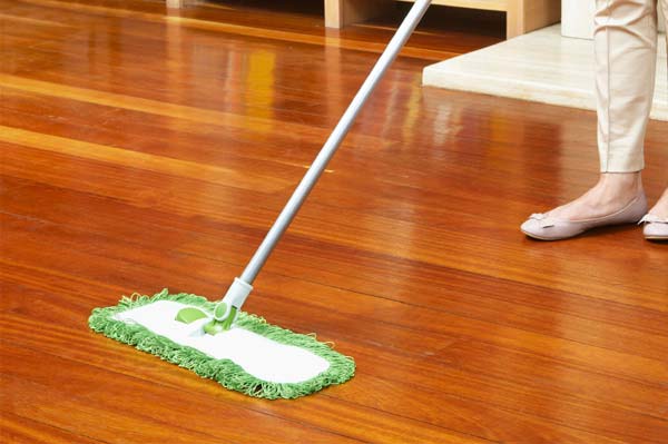 Hướng dẫn lau chùi sàn gỗ công nghiệp đúng cách